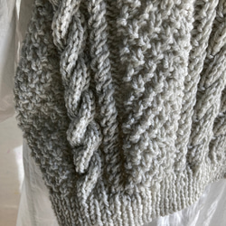 襟と袖が縄編みのアラン模様の横あきベスト 6枚目の画像