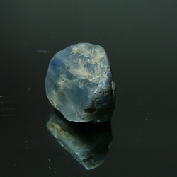 N713★紫外線DE蛍光　(゜o゜)　【ビルマ　モゴック産】天然AAＡサファイア原石 4枚目の画像