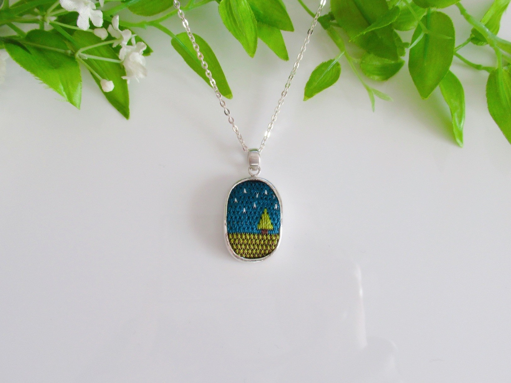 (R25）木のある風景の絽刺し　シルバーネックレス