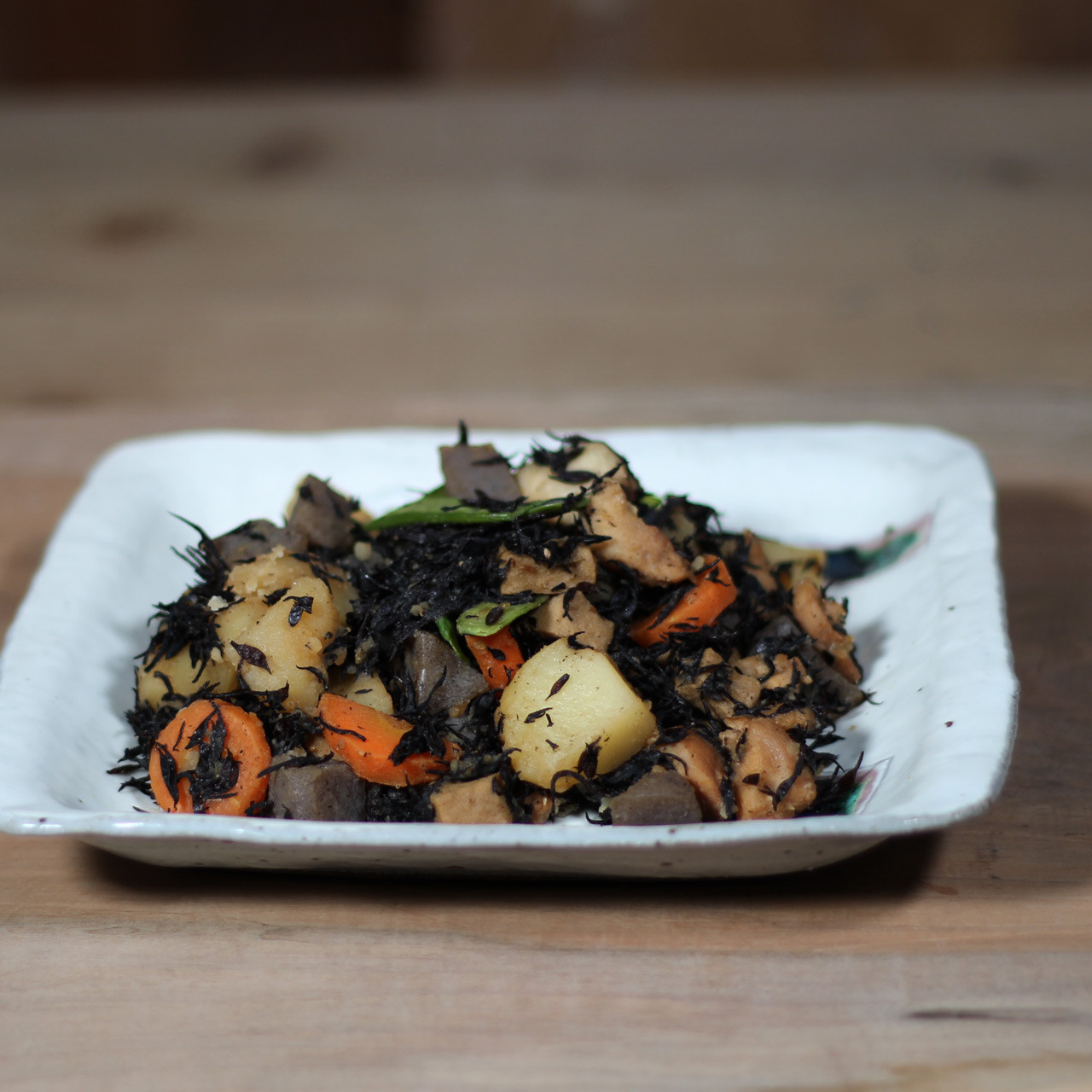 ■織部点四角模様中皿■ sa223 和食器 陶芸 美濃焼 織部焼き 取り皿 盛り皿 銘銘皿 贈り物  結婚祝い