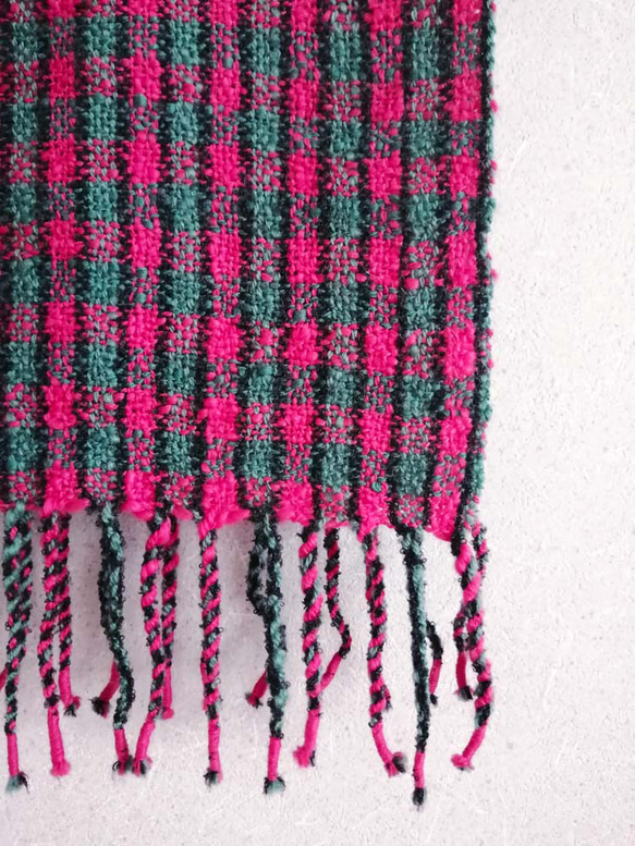 手織りマフラー　ピンクと緑の細かめチェック　１点もの 3枚目の画像