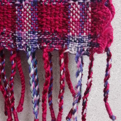 手織りマフラー　ピンクベースのチェック　フリンジ付き　１点もの 3枚目の画像
