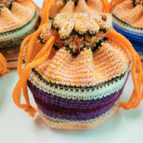 ぴろろ ハンドメイド ハートポーチ まんまる巾着ポーチ 525 刺繍の水色のハート 巾着袋 生成り 巾着ポーチ 小物入れ | iichi
