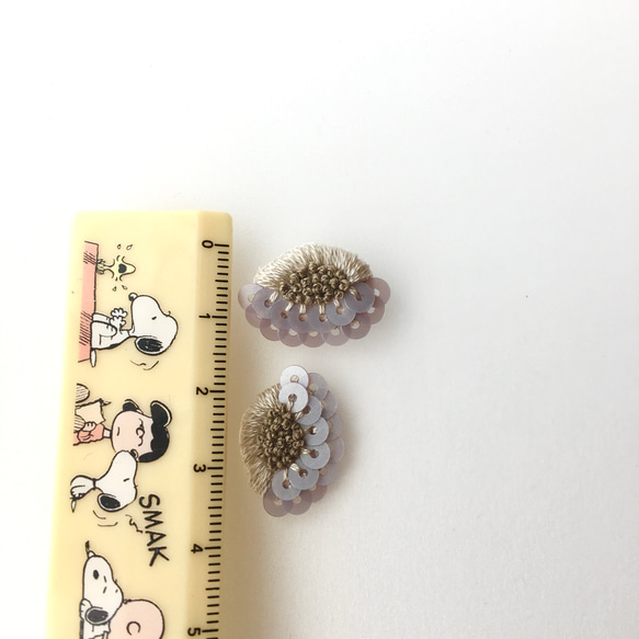 再販˖*253◇eye◇グレー.刺繍ピアス.刺繍イヤリング.刺繍アクセサリー.灰色.スパンコール 3枚目の画像