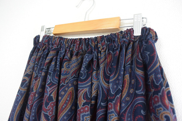 ペイズリー柄のコーデュロイロングスカート ネイビー 9枚目の画像