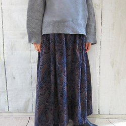 ペイズリー柄のコーデュロイロングスカート ネイビー 2枚目の画像
