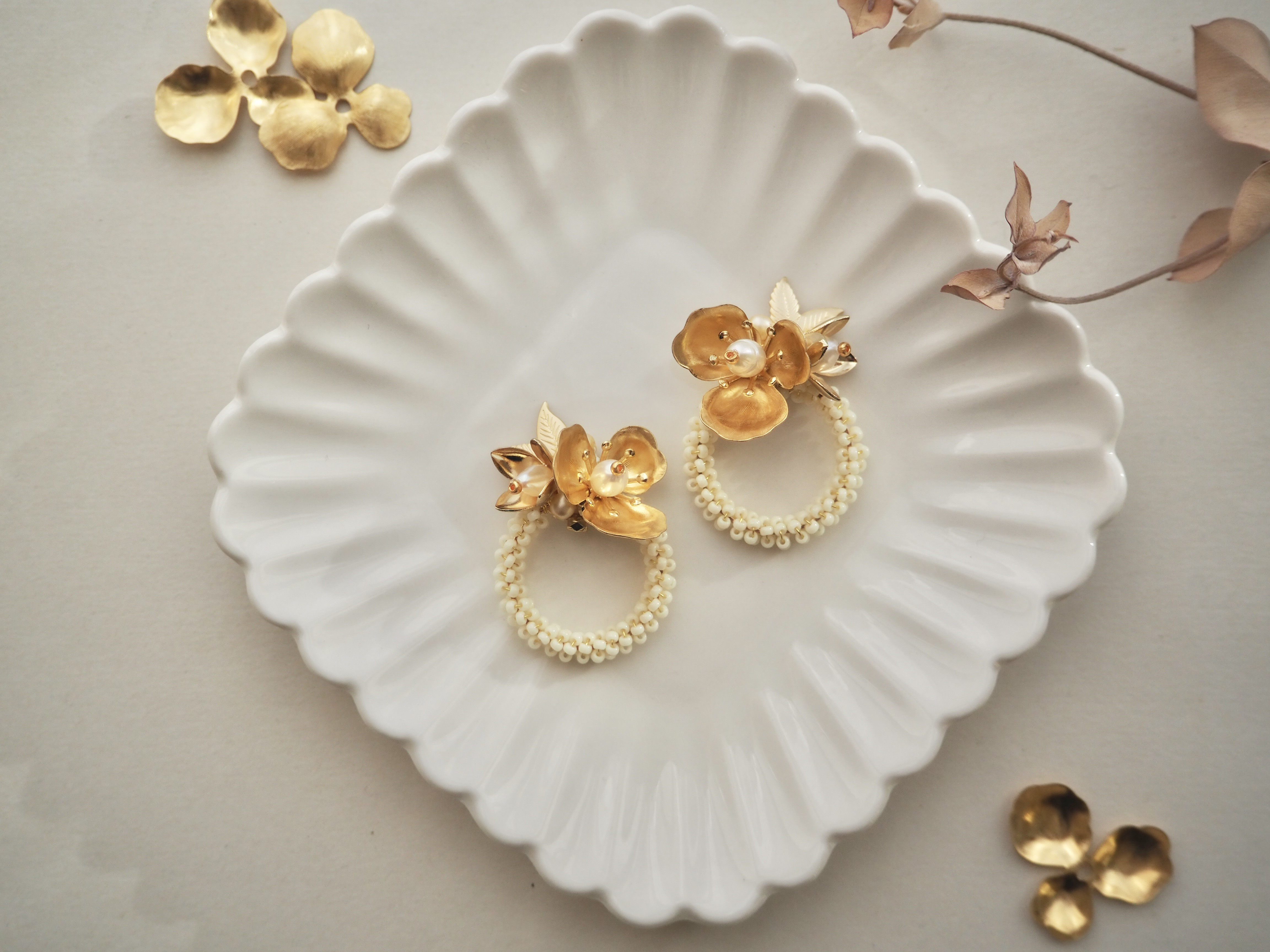 【結婚式・お呼ばれ】 真鍮フラワーのホワイトブーケ