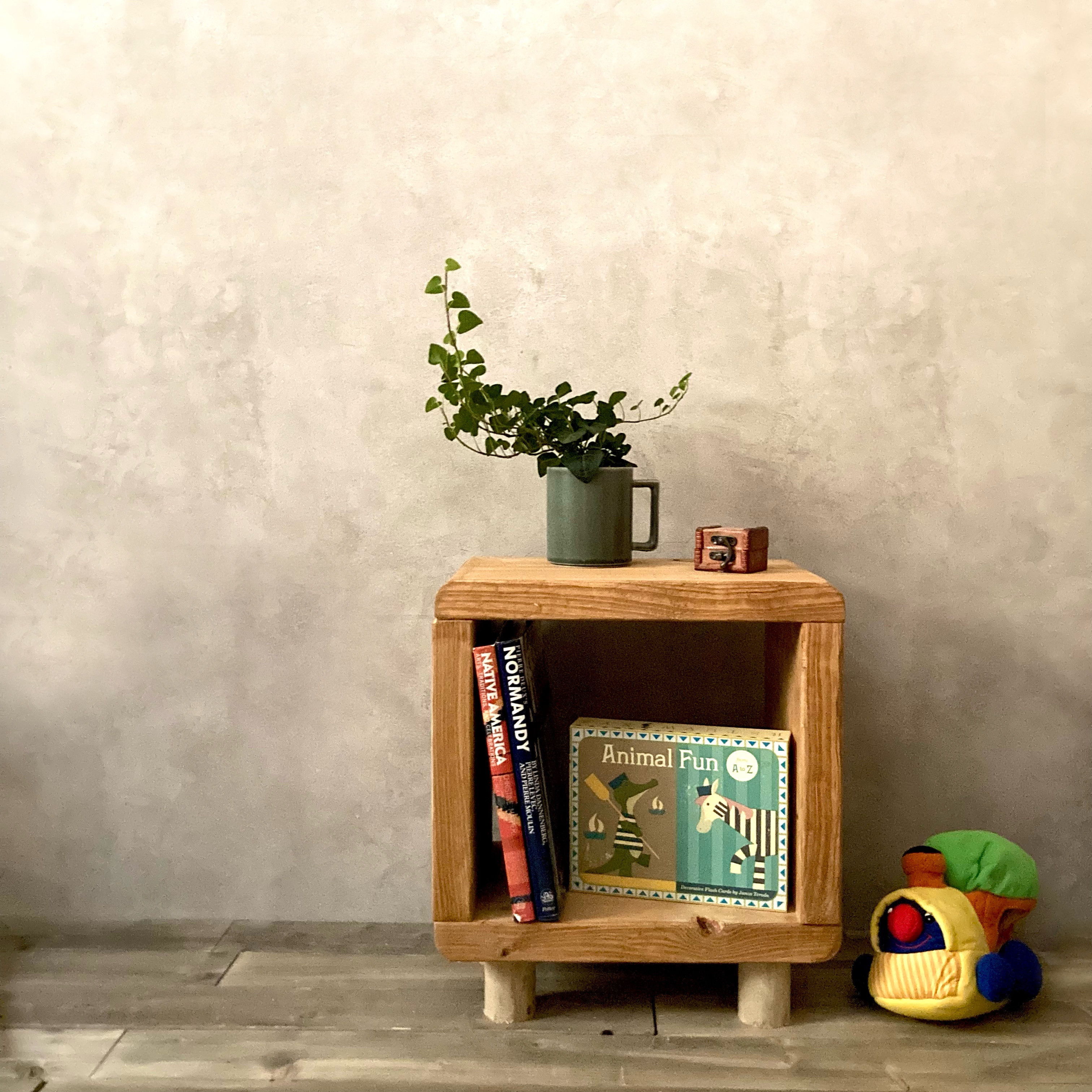 丸くてかわいい　木製　ソファーテーブル ディスプレイラック　本棚　奥行23cm ミディアムブラウン