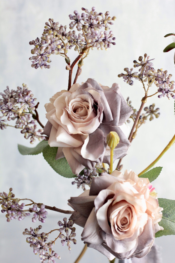 【グレーベージュローズとパープルベリー】｜アーティフィシャルフラワー 花瓶アレンジ| 冬｜ギフト・インテリア雑貨 4枚目の画像