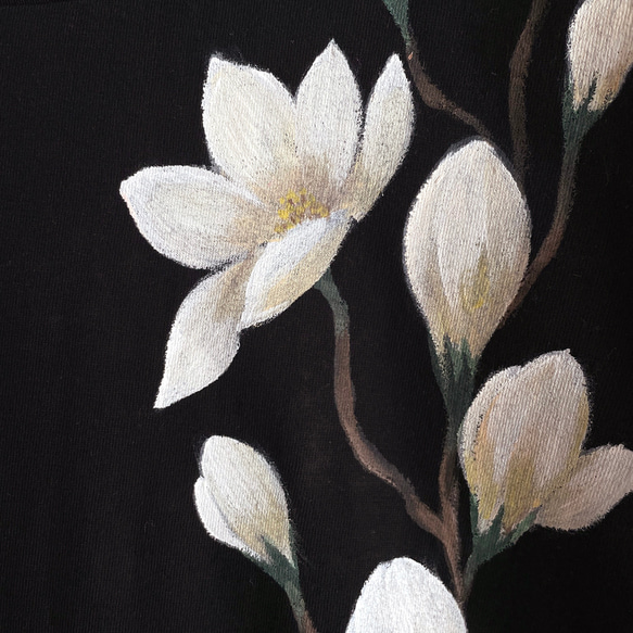 手描き木蓮柄Tシャツ ブラック　手描きで描いたモクレンの花柄Tシャツ 3枚目の画像