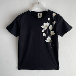 手描き木蓮柄Tシャツ ブラック　手描きで描いたモクレンの花柄Tシャツ 1枚目の画像