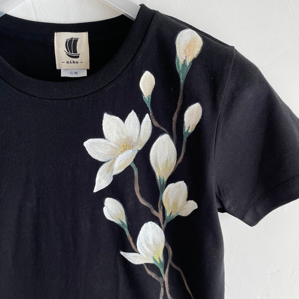 手描き木蓮柄Tシャツ ブラック　手描きで描いたモクレンの花柄Tシャツ 2枚目の画像