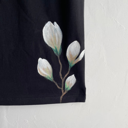 手描き木蓮柄Tシャツ ブラック　手描きで描いたモクレンの花柄Tシャツ 5枚目の画像