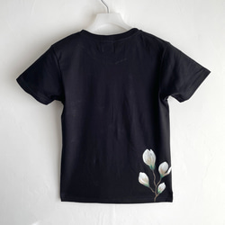 手描き木蓮柄Tシャツ ブラック　手描きで描いたモクレンの花柄Tシャツ 4枚目の画像