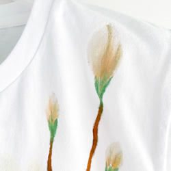 手描き木蓮柄Tシャツ ホワイト 手描きで描いたモクレンの花柄Tシャツ 3枚目の画像