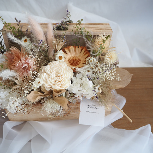 アンニュイ ラテカラーなドライフラワーアレンジ box arrangement