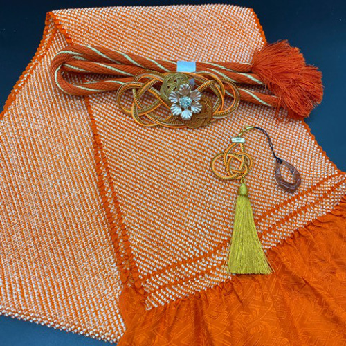 総絞り＊正絹オレンジ赤の着物にゴールドの作り帯フルセット 総絞り