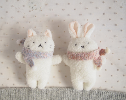 即発 ● ラビット うさぎ 毛マフラー ポンポン 白 北欧うさぎの耳付きマフラー ラビット 毛糸 ボンボン ベビー