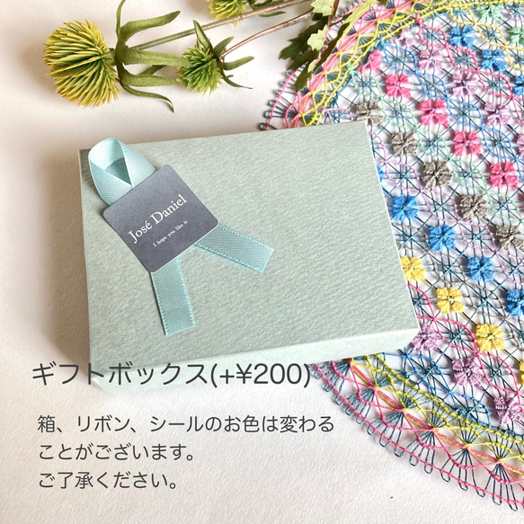 糸のフープピアス　　お花エスニック刺繍　キャッチ一体型　赤x黒　ニャンドゥティ　 11枚目の画像