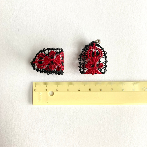 糸のフープピアス　　お花エスニック刺繍　キャッチ一体型　赤x黒　ニャンドゥティ　 9枚目の画像