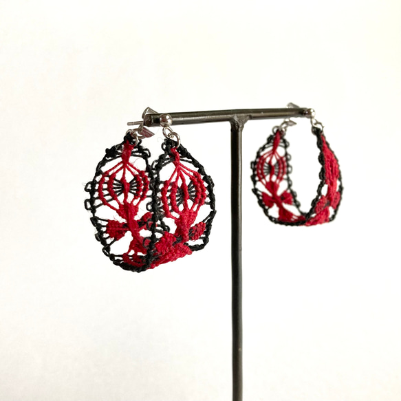 糸のフープピアス　　お花エスニック刺繍　キャッチ一体型　赤x黒　ニャンドゥティ　 2枚目の画像
