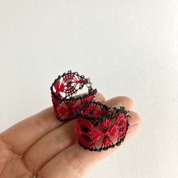 糸のフープピアス　　お花エスニック刺繍　キャッチ一体型　赤x黒　ニャンドゥティ　 8枚目の画像