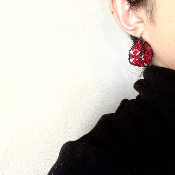 糸のフープピアス　　お花エスニック刺繍　キャッチ一体型　赤x黒　ニャンドゥティ　 7枚目の画像