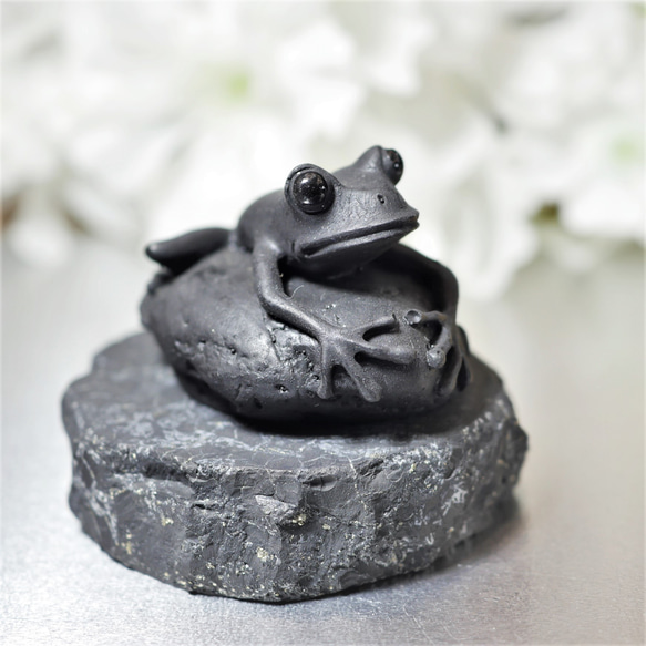 天然石　シュンガイト　カエル彫刻　置物　原石　インテリア　45ｍｍ　特価　送料無料　ⓦ 2枚目の画像