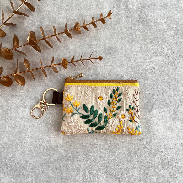 【1番人気】ミモザ柄★インド刺繍×帆布★キーホルダー付きフラットポーチ/マルチケース 6枚目の画像