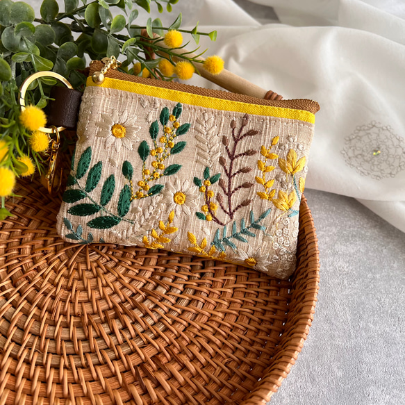 【1番人気】ミモザ柄★インド刺繍×帆布★キーホルダー付きフラットポーチ/マルチケース 4枚目の画像