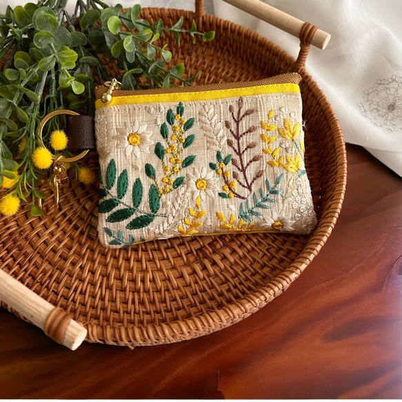 【1番人気】ミモザ柄★インド刺繍×帆布★キーホルダー付きフラットポーチ/マルチケース 3枚目の画像