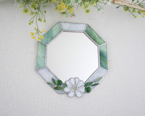 ✴︎:.。清楚な白と蘭の花のステンドグラスの八角形の鏡 　限定品♪ ✴︎:.｡.グリーン×ホワイトの八角形の鏡♪（Size20/Max21） ステンド