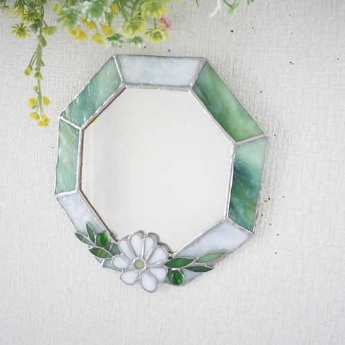 ステンドグラス ミラー絵画♦️ラタンフレーム♦️グリム童話♦️シンデレラ♦️送料込 ✴︎:.｡グリーン×ホワイトの八角形の鏡♪（Size20/Max21