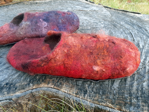羊毛フェルトのルームシューズ　赤と紫　（ウール・手染め・グラデーション・天然素材） 3枚目の画像