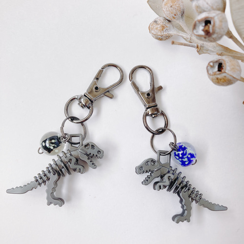 恐竜の骨格キーホルダー 星と光る地球と。 キーホルダー MOMORINGO