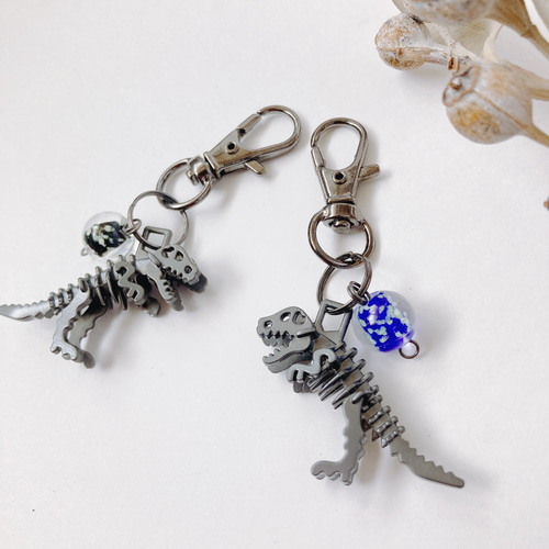 恐竜の骨格キーホルダー 星と光る地球と。 キーホルダー MOMORINGO