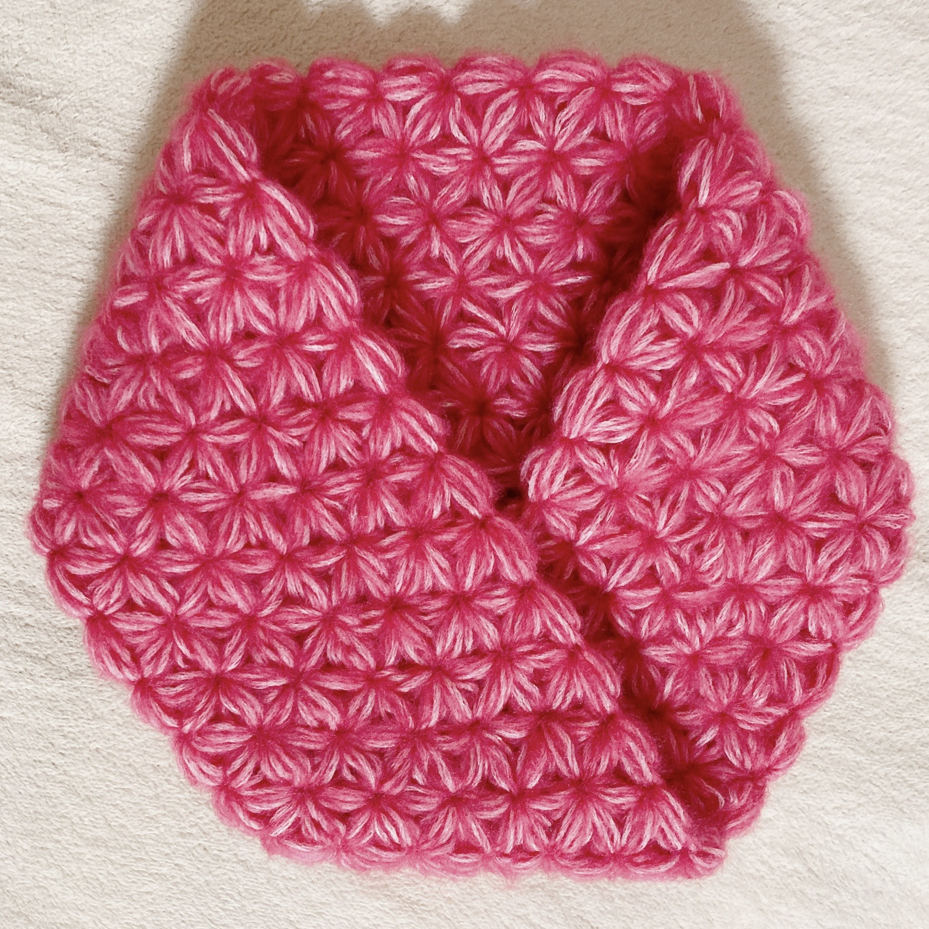 ネックウォーマー　ピンク　手編み　メビウス　スヌード　お花の模様　ビタミンカラー