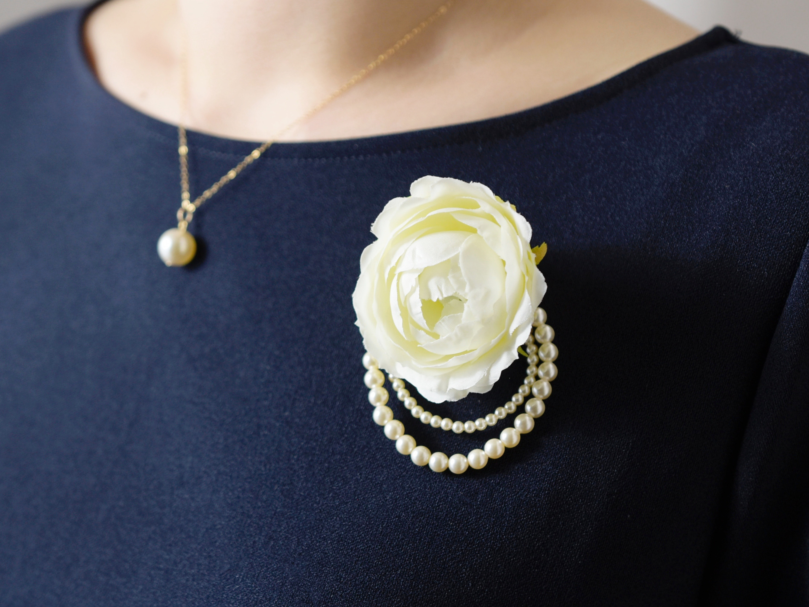 【コサージュ・ブローチ】上品で清楚　バラ　パール　2連　ホワイト　大人フォーマル2026　卒業式や入学式にも