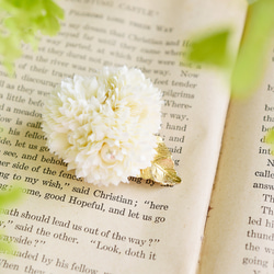 【コサージュ・ブローチ】こんもり咲いた白い花 パール・ヴィンテージな真鍮の葉っぱ付 10枚目の画像