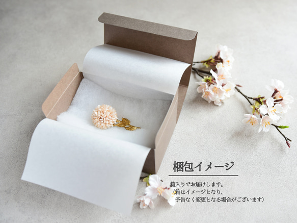 【コサージュ・ブローチ】こんもり咲いた白い花 パール・ヴィンテージな真鍮の葉っぱ付 7枚目の画像