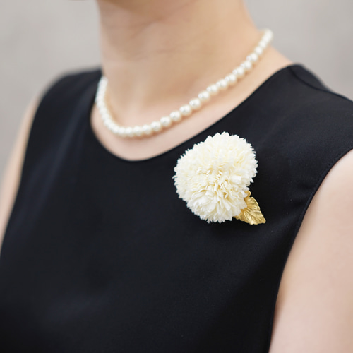 コサージュ・ブローチ】こんもり咲いた白い花 ヴィンテージな真鍮の