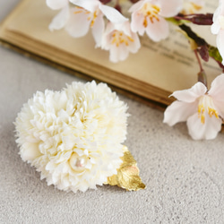 【コサージュ・ブローチ】こんもり咲いた白い花 パール・ヴィンテージな真鍮の葉っぱ付 2枚目の画像