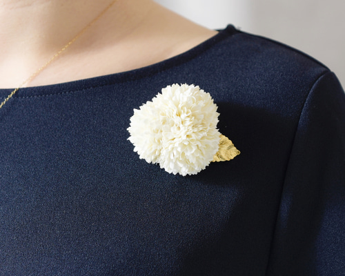 コサージュ・ブローチ】こんもり咲いた白い花 ヴィンテージな真鍮の