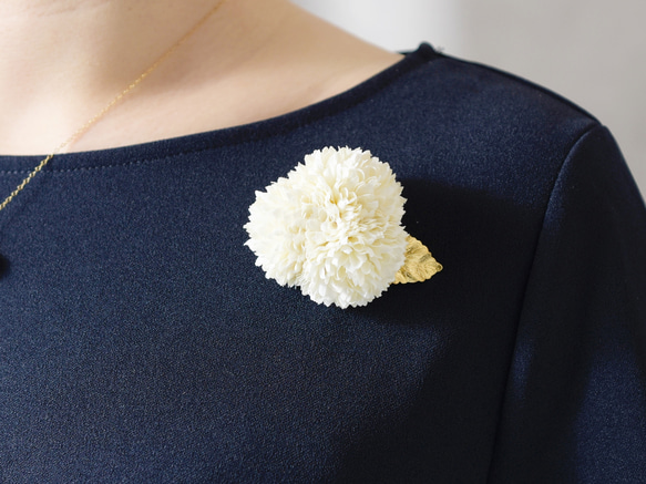 コサージュ・ブローチ】こんもり咲いた白い花 ヴィンテージな真鍮の