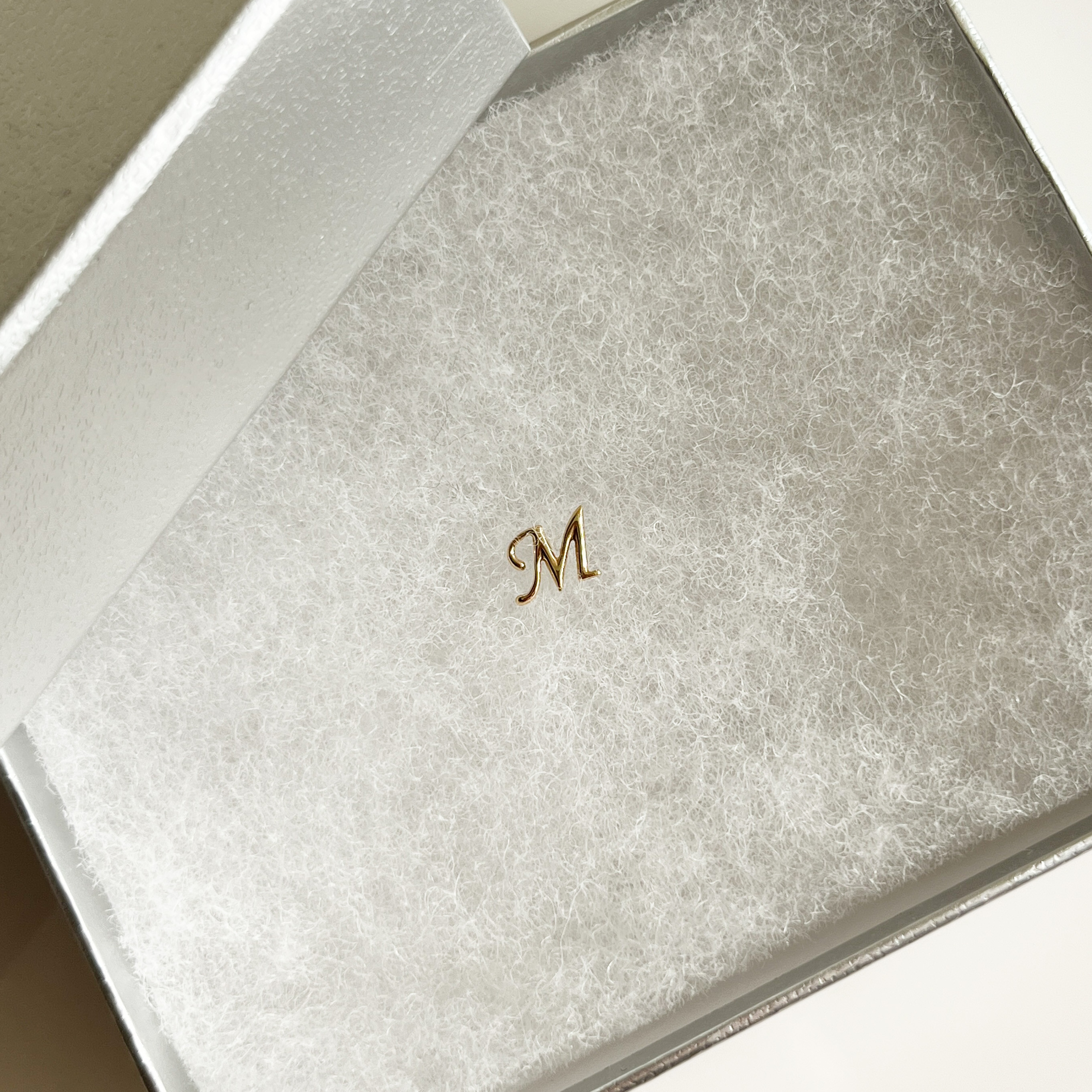 【新作】K18 高品質　イニシャルピアス　片耳用　Ｍ