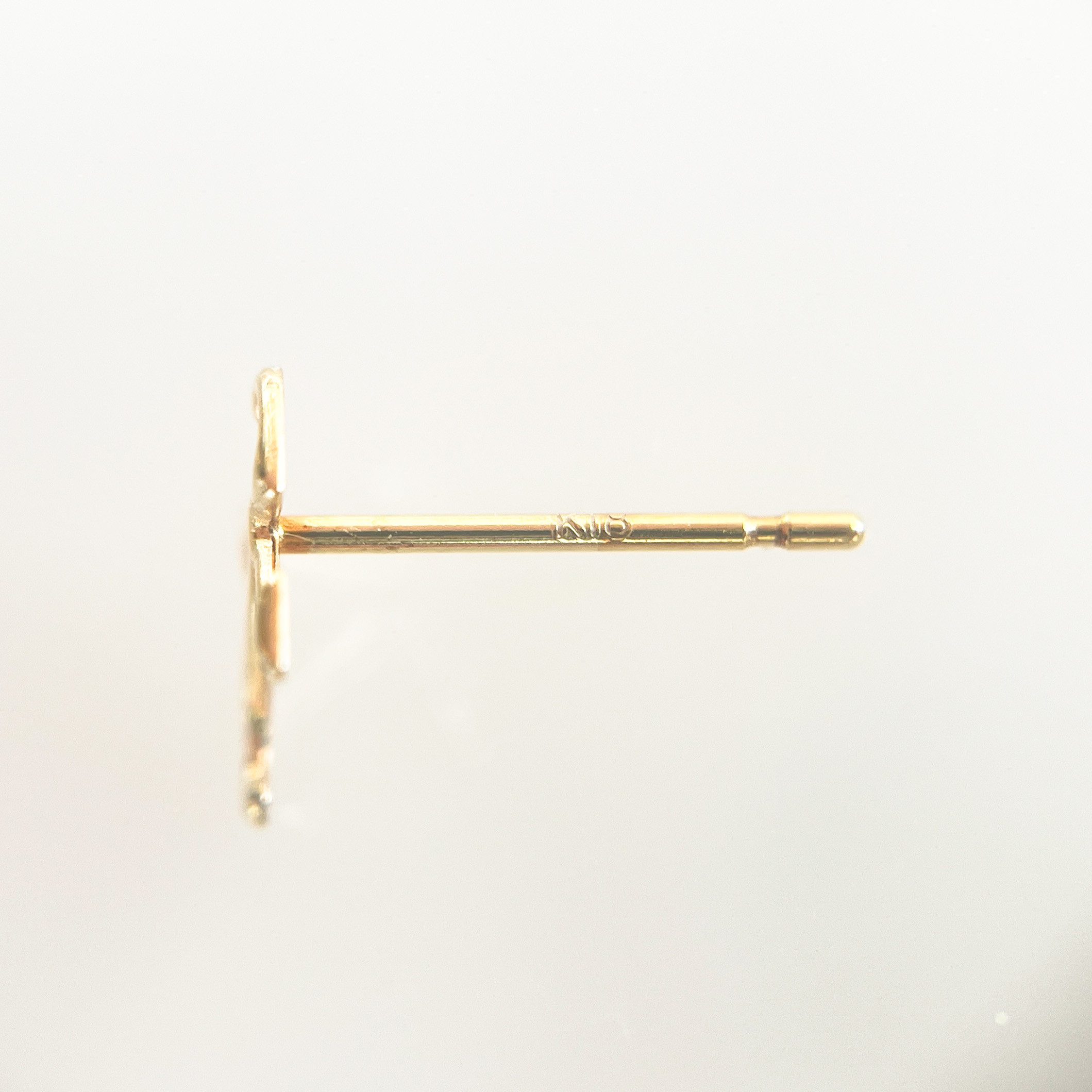 【新作】K18 高品質　イニシャルピアス　片耳用　Ｍ