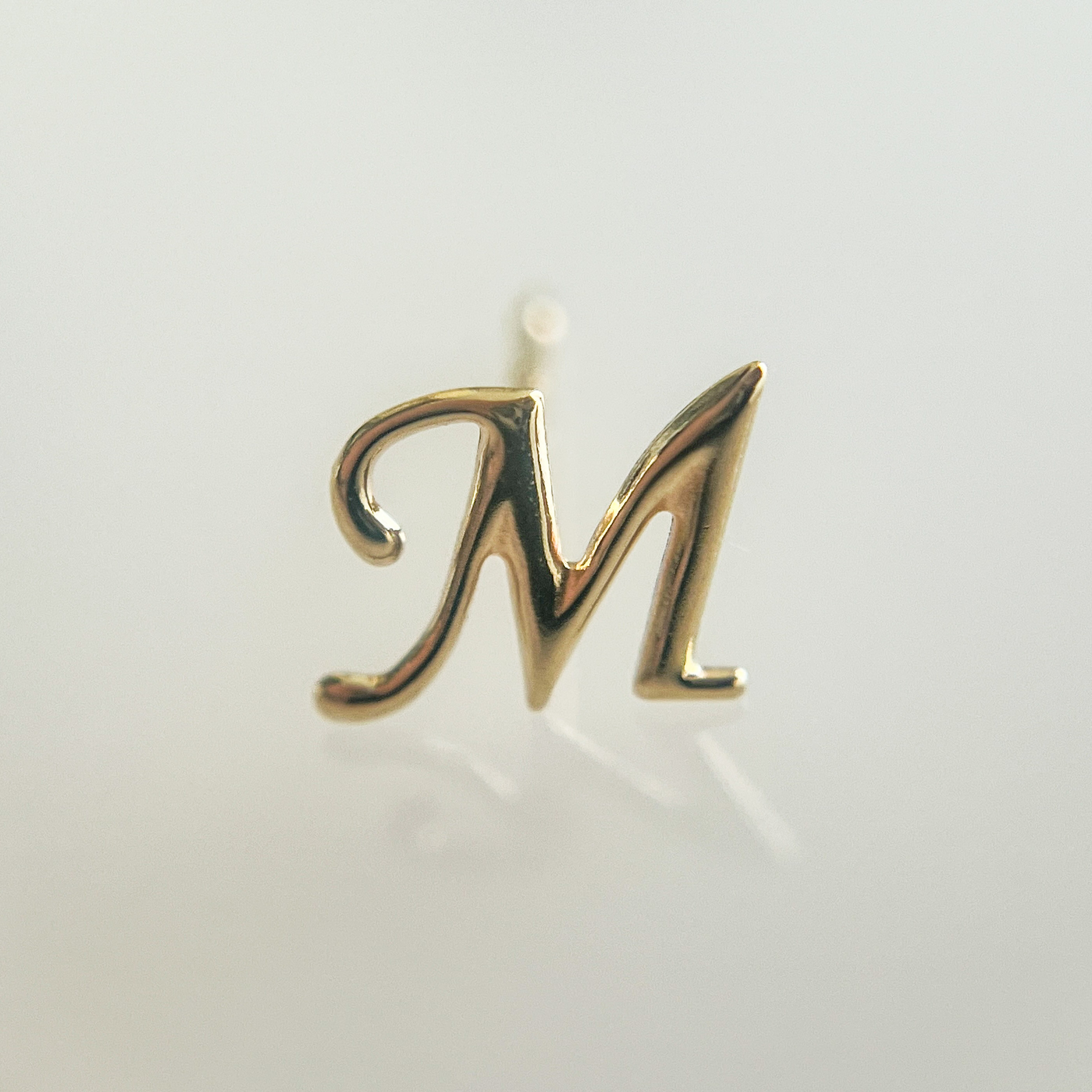 【新作】K18 高品質　イニシャルピアス　片耳用　Ｍ