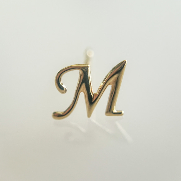 【週末SALE】アーカーイニシャルピアスM(片耳用) 新作】K18 高品質 イニシャルピアス 片耳用 M ピアス（スタッド・一粒