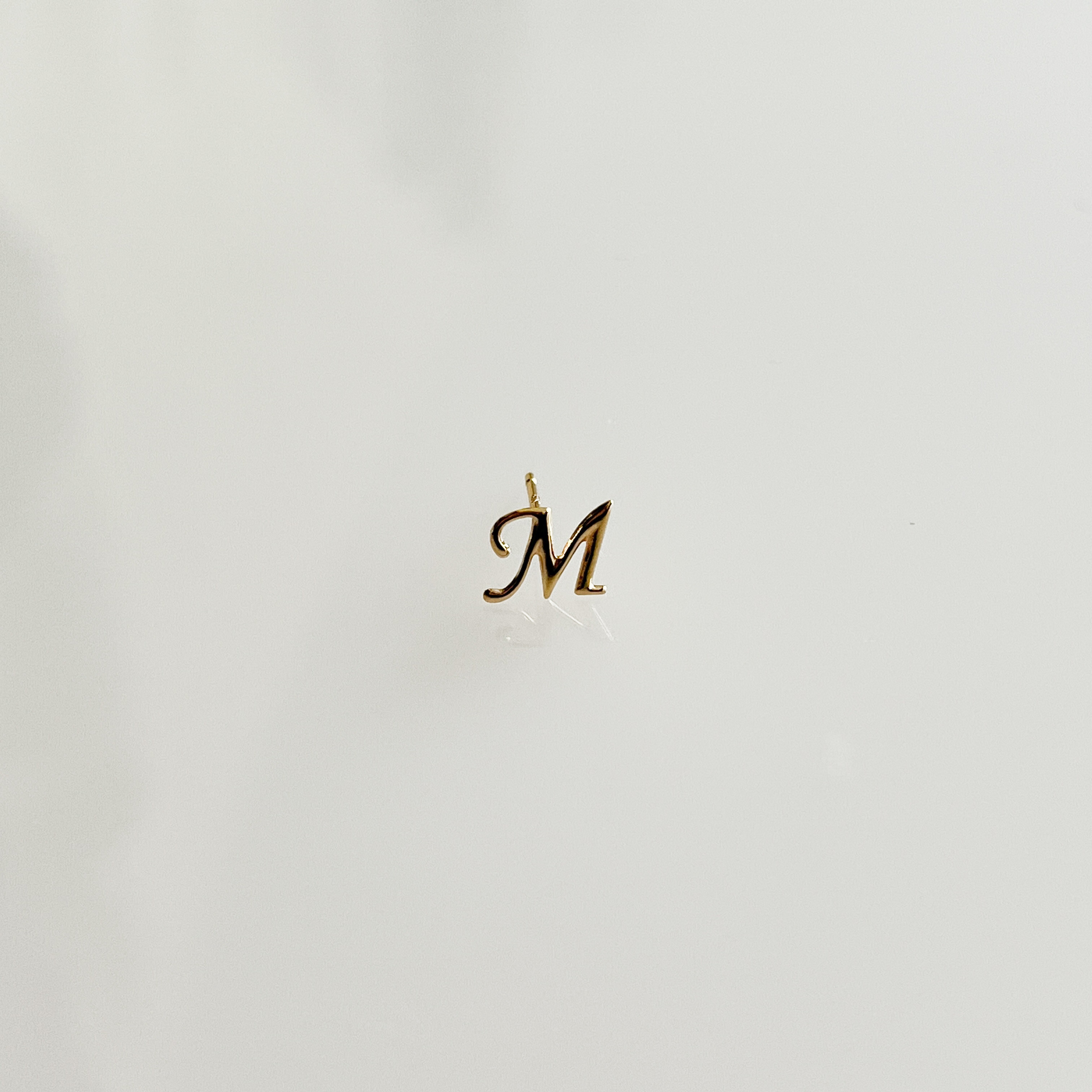 【新作】K18 高品質　イニシャルピアス　片耳用　Ｍ