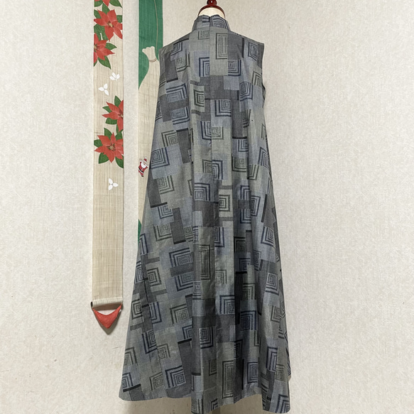 大島紬スタンドカラーAラインワンピース　年の名残　着物リメイク 5枚目の画像